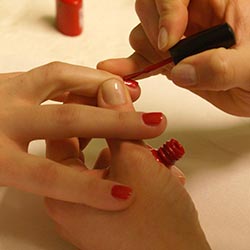 MANICURE CON SMALTO SEMIPERMANENTE